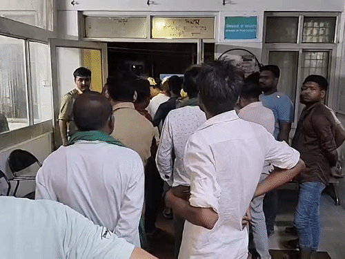 घायलों को सीएचसी में भर्ती कराया गया, जहां डॉक्टरों ने एक युवक को मृत घोषित कर दिया।