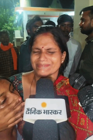 मृतक की बहन मालती भी सीएचसी पहुंचीं। उनका रो-रोकर बुरा हाल हो गया।