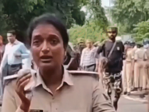 जंतर-मंतर प्रदर्शन के दौरान कुछ पुलिसकर्मियों के घायल होने की तस्वीरें में आई थीं।