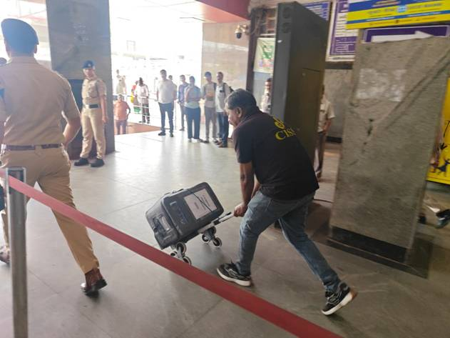 डोनर का दिल स्पेशल बॉक्स और विशेष घोल में रखकर लाया गया।