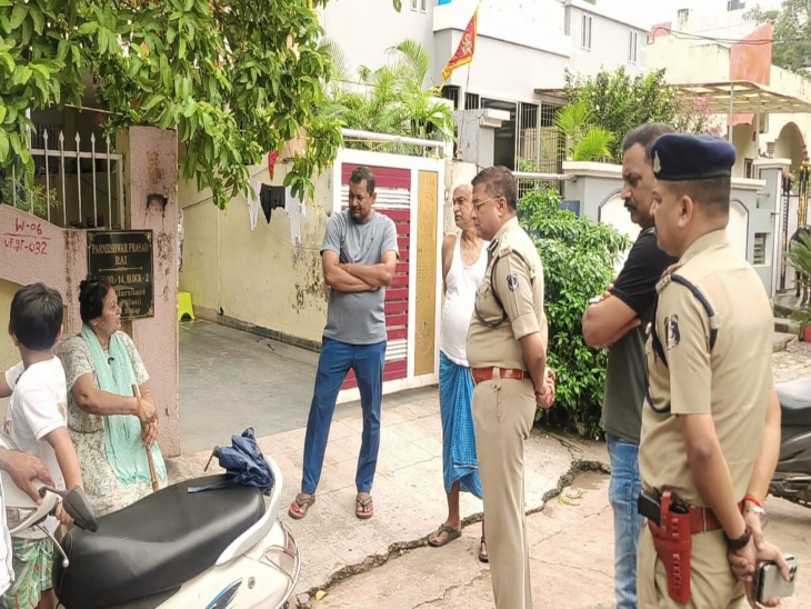 वारदात के बाद सुबह घटनास्थल पर पहुंचे वरिष्ठ पुलिस अधिकारी।