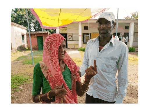 दिव्यांग और बुजुर्गों ने परिचित और सुरक्षाकर्मियों की मदद से वोट डाला।