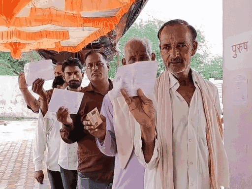 मतदान केंद्रों पर सुबह 7 बजे ही वोटर पहुंच गए थे।