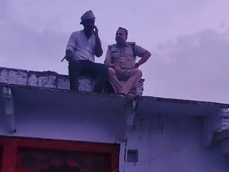 TI Alok Parihar lured the youth and took him into custody.