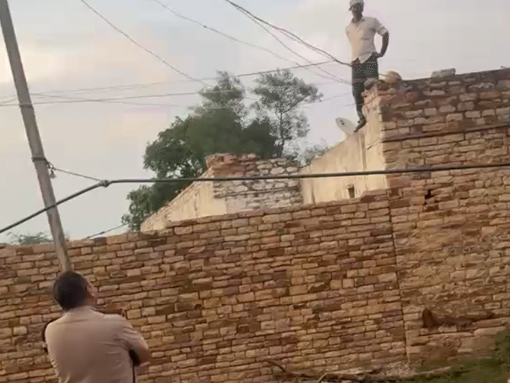 TI Alok Parihar engaging the accused in conversation.