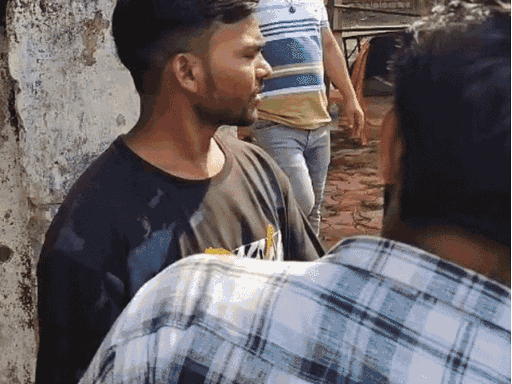 जिगना में कांग्रेस ने बीजेपी पर फर्जी वोटिंग का आरोप लगाया तो कार्यकर्ताओं में कहासुनी हुई।