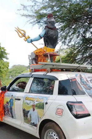 ये अलीगढ़ के नरेंद्र हैं। ये कार को दांतों से खींचते हुए हरिद्वार जा रहे हैं। वहां से कांवड़ में गंगाजल भरकर लौटेंगे