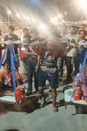 ।बुलंदशहर के जितेंद्र अपने माता-पिता को कांवड़ में बैठाकर हरिद्वार से गंगाजल भरकर लौट रहे हैं। फिलहाल वह मुजफ्फरनगर पहुंच चुके हैं।