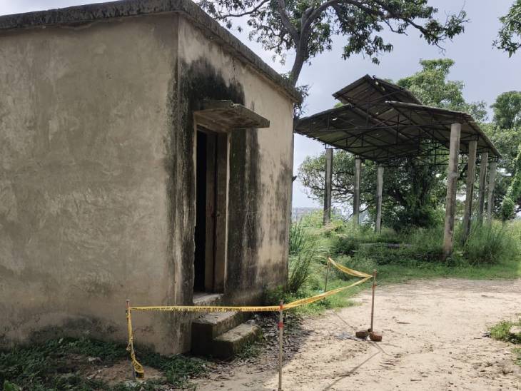 श्मशान घाट के इसी कमरे में बच्ची के साथ दरिंदगी की गई थी।