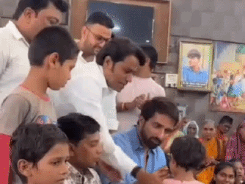 केक काटकर बांटी खुशियां, ऑफिस के बाहर उमड़े फैंस; तस्वीरें खिंचवाईं|जालंधर,Jalandhar - Dainik Bhaskar
