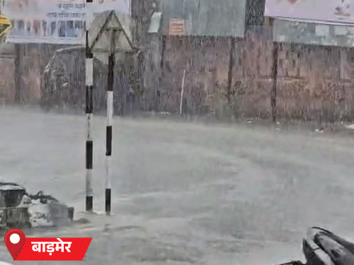 बाड़मेर में शुक्रवार को बारिश के बाद सड़कों पर पानी बहने लगा।