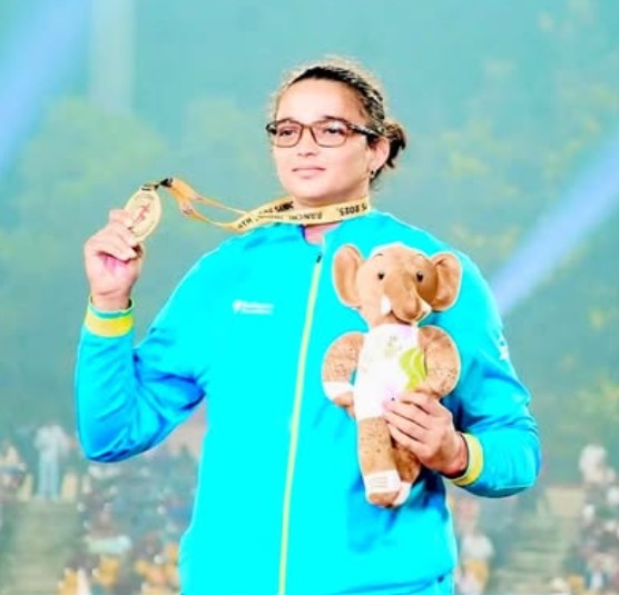 गोल्ड जीतने के बाद पोडियम पर सीमा कालीरमन।