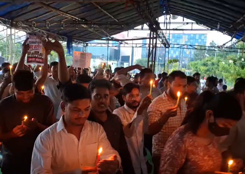 रांची में हजारों की संख्या में आक्रोशित छात्र, हाथों में कैंडल लेकर जयपाल सिंह मुंडा स्टेडियम से अल्बर्ट एक्का चौक पर पहुंचे।