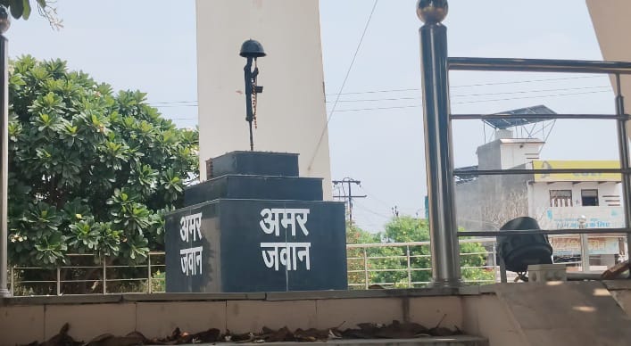पार्थिव देह को शहीद स्मारक पर अंतिम दर्शन के लिए रखा जाएगा।
