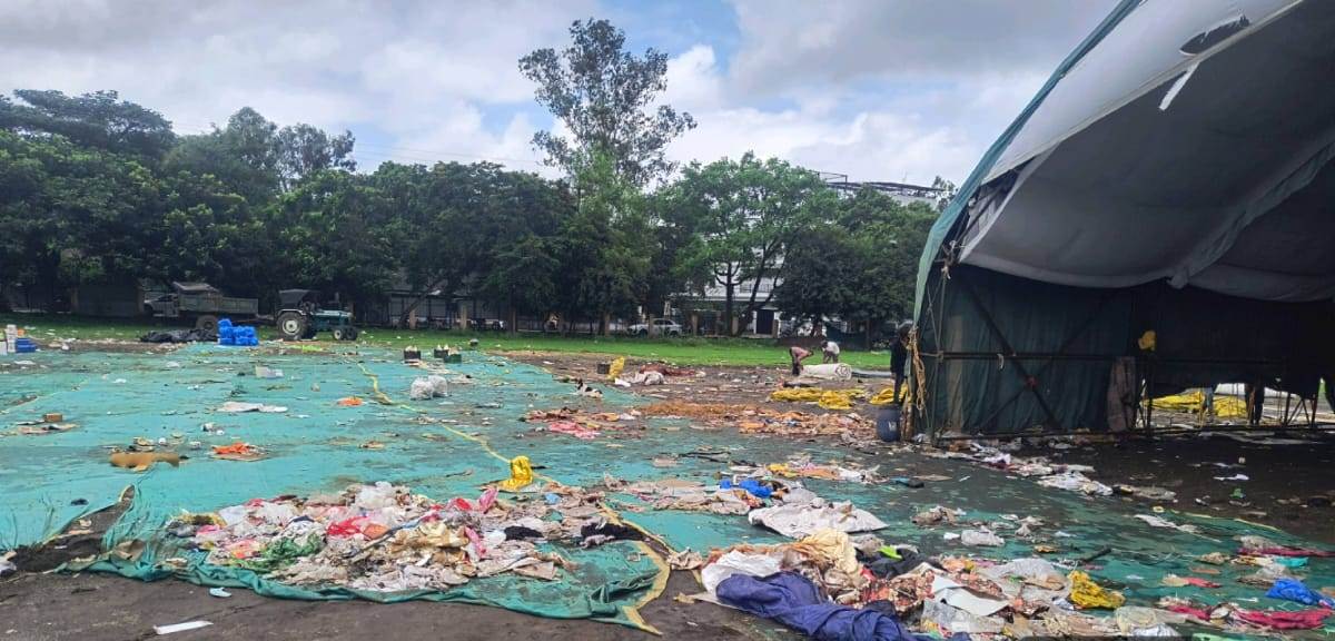 Garbage spread in Dussehra Maidan.