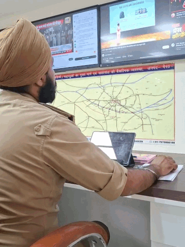 कंट्रोल रूम में मौजूद मैट्रिक्स एक्सपर्ट।