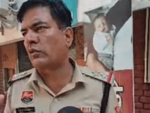 जानकारी देते हुए छप्पर थाना प्रभारी।