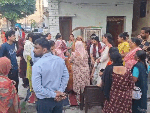 घटना का पता लगने के बाद इकट्‌ठे हुए लोग।