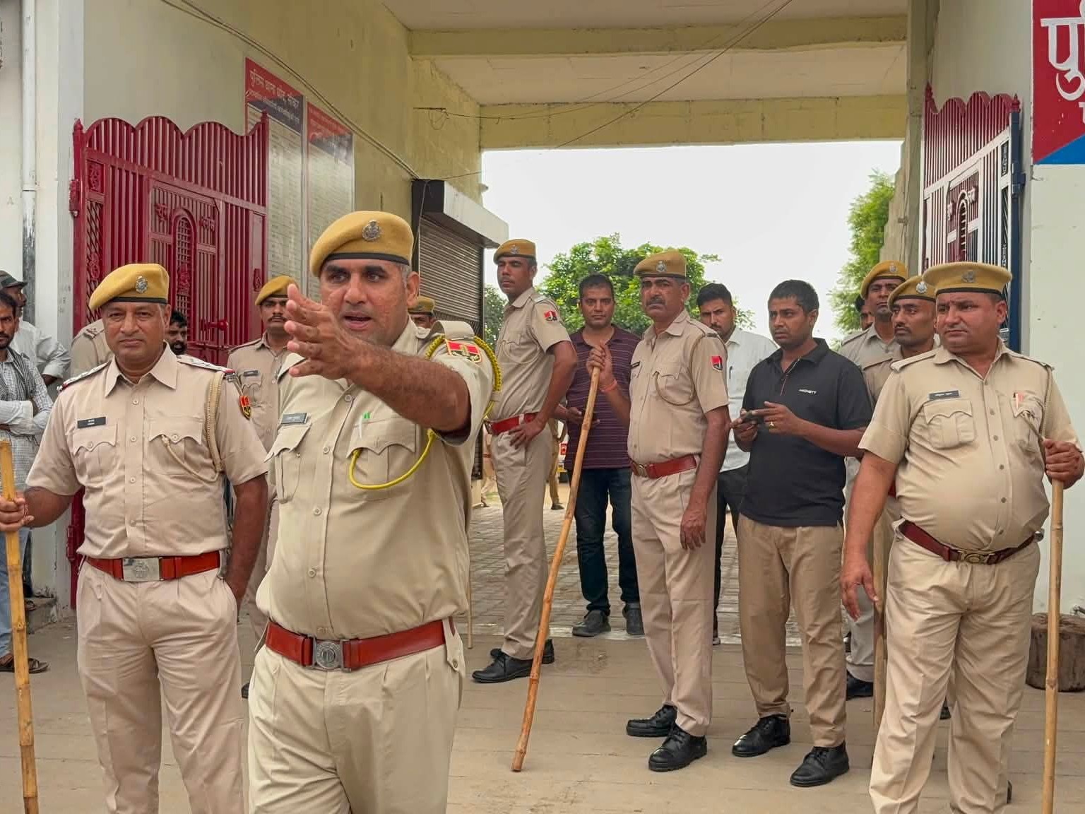 थाने के बाहर पुलिस बल तैनात किया गया है।