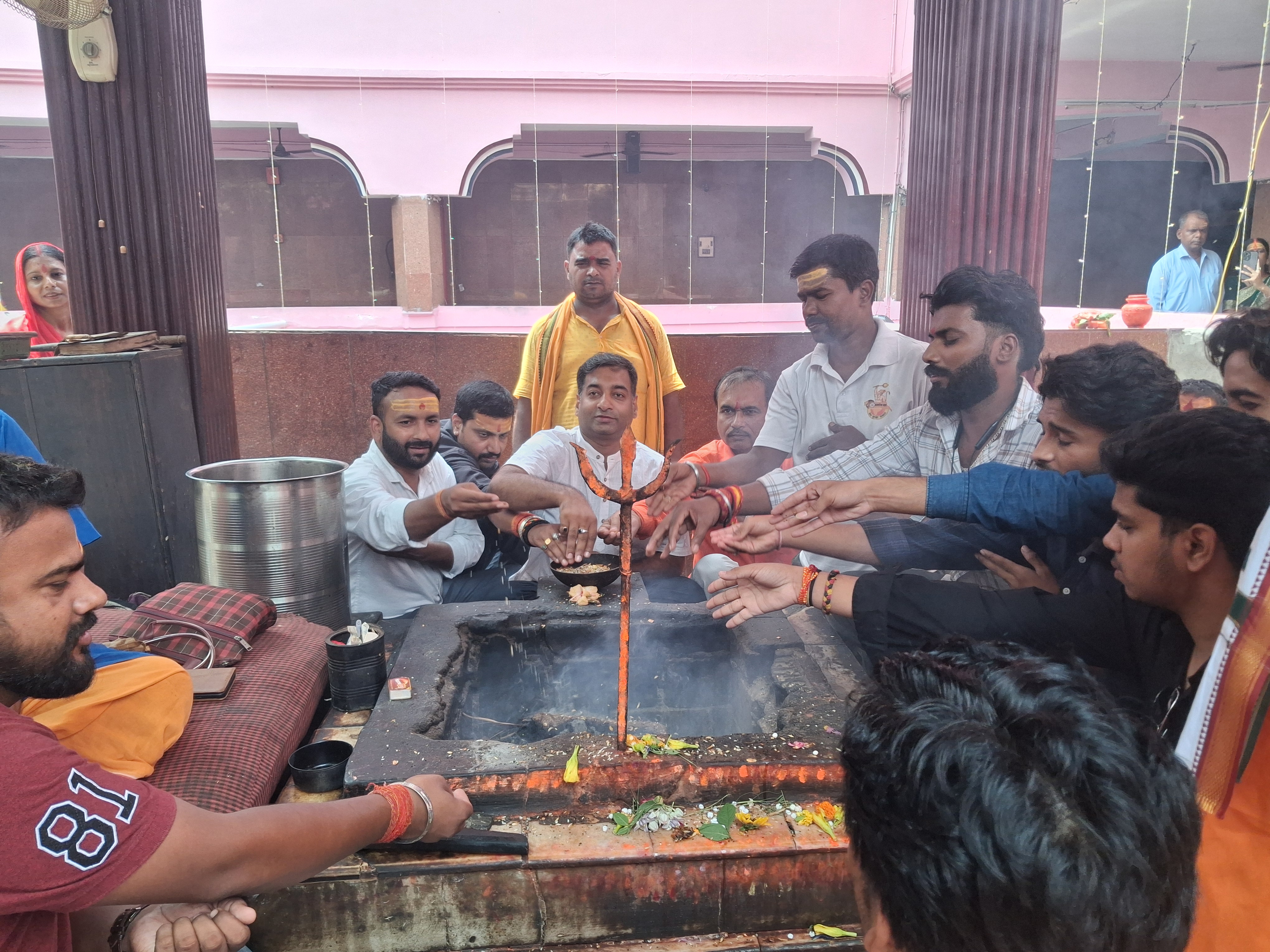 पप्पू यादव को सद्बुद्धि देने के लिए मंदिर में पूजा अर्चना करते विश्व हिंदू परिषद (विहिप) और बजरंग दल के कार्यकर्ता।