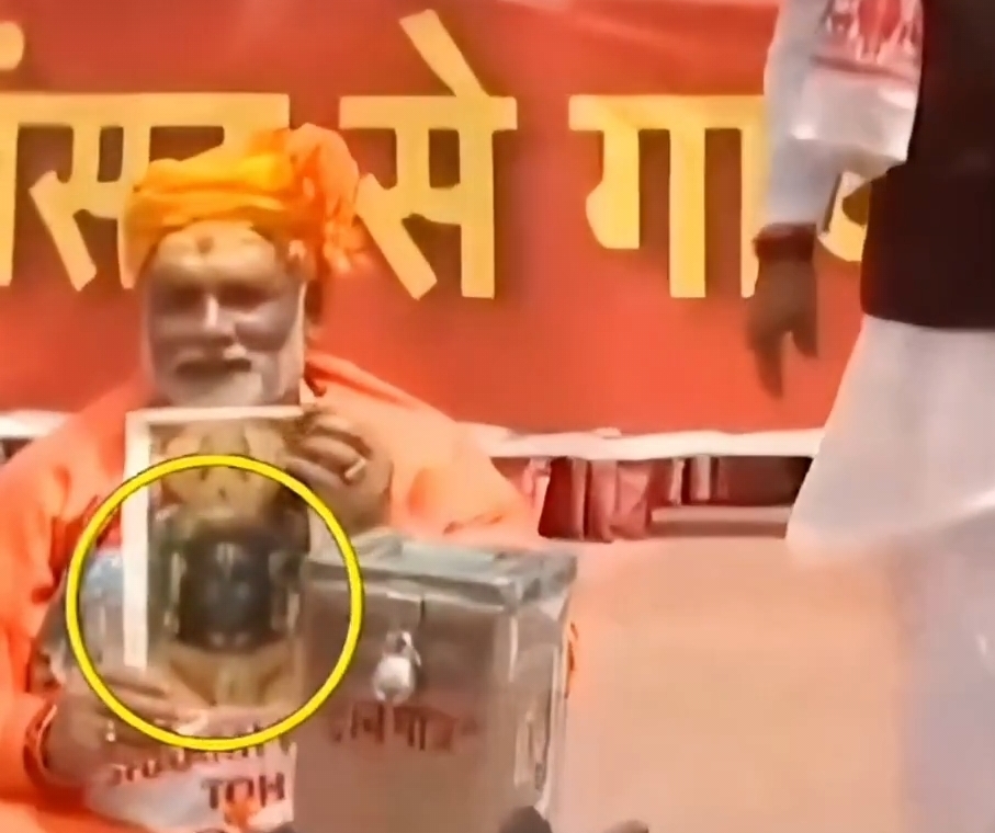 संसद के बाहर भगवा वेश में बैठे पप्पू यादव।