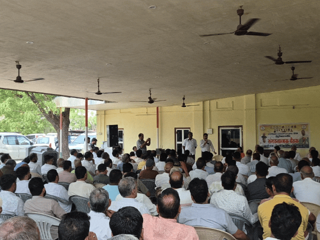 बैठक में जिले भर से आए कांग्रेस कार्यकर्ता।