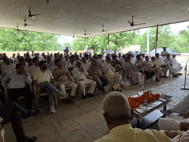 जिला कांग्रेस अध्यक्ष एवं विधायक रीटा चौधरी की अध्यक्षता में हुई बैठक में चुनावी रणनीति पर चर्चा हुई।