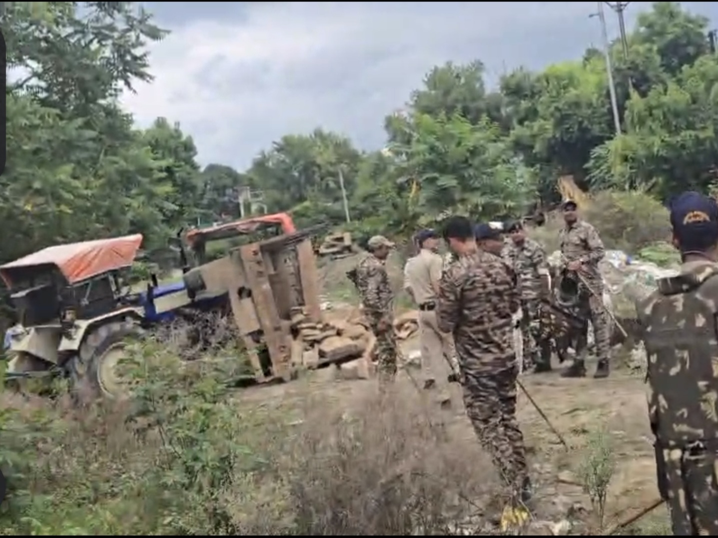 पुलिस ने 5 ट्रॉलियों को जब्त किया है।