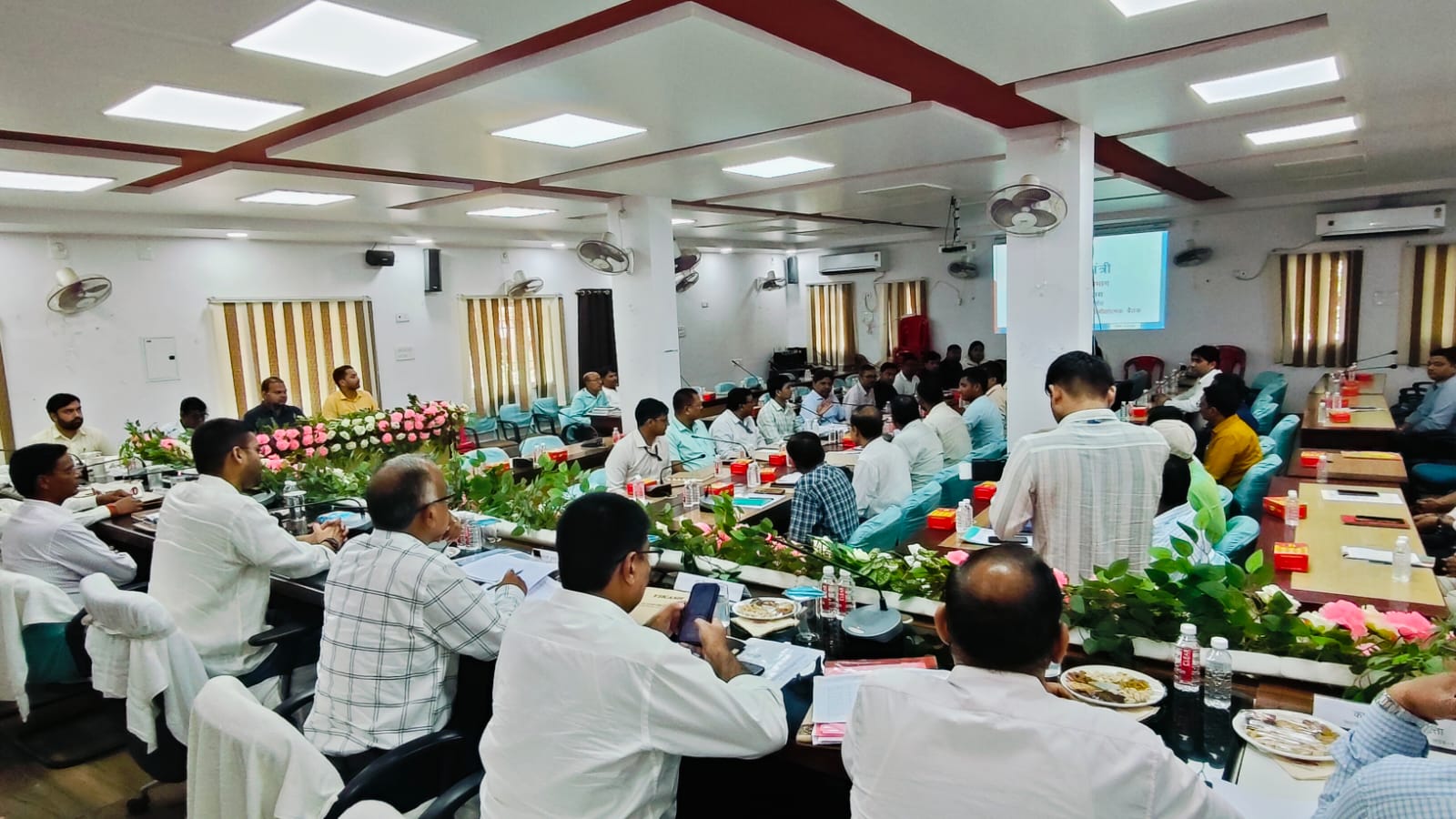 बैठक मे उपस्थित जिला भर के अधिकारी