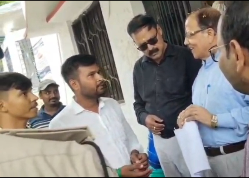 यूनिवर्सिटी मैनेजमेंट से बात करते एनएसयूआई के कार्यकर्ता।
