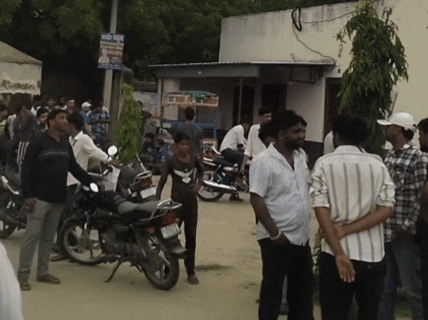 मौके पर काफी संख्या में ग्रामीण जमा हो गए।
