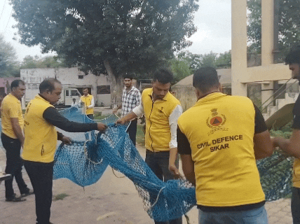 सुरक्षा के लिहाज से सिविल डिफेंस की टीम ने टंकी के चारों तरफ लगाया जाल।