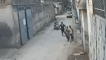 एक्टिवा से उतर कर भागे हुए आया बदमाश