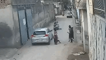 महिला के पति को हथियार देखा छूटा बदमाश
