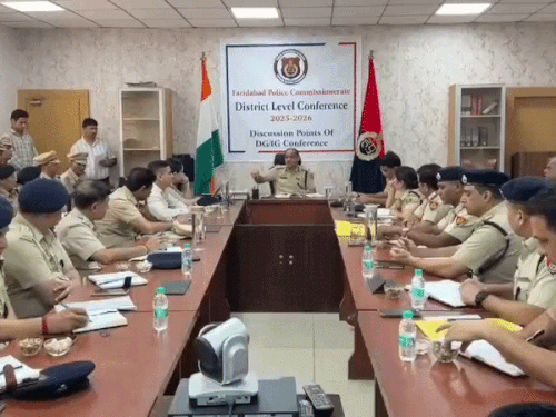 फरीदाबाद में पुलिस अधिकारियों के साथ बैठक करते हुए पुलिस कमिश्नर सतेंद्र कुमार गुप्ता। - Dainik Bhaskar