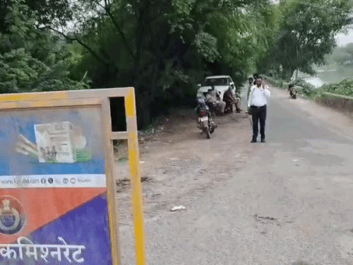 आगरा नहर और हाइवे पर 21 जगहों पर नाकाबंदी की गई है।