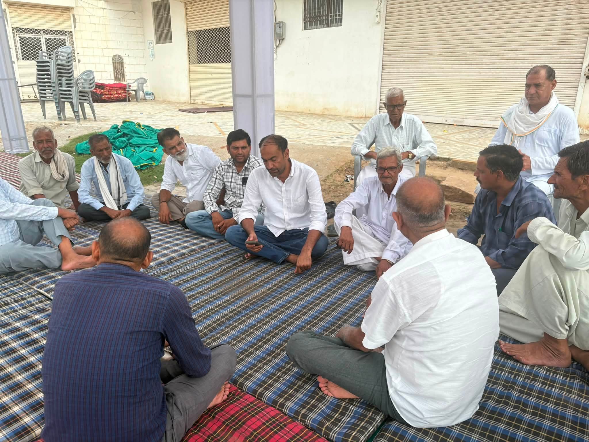 धोद थाने के बाहर परिवार और सर्व समाज के लोग धरने पर बैठे है।