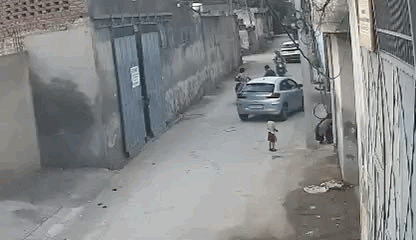 साथी के साथ एक्टिवा पर बैठ फरार हुआ बदमाश