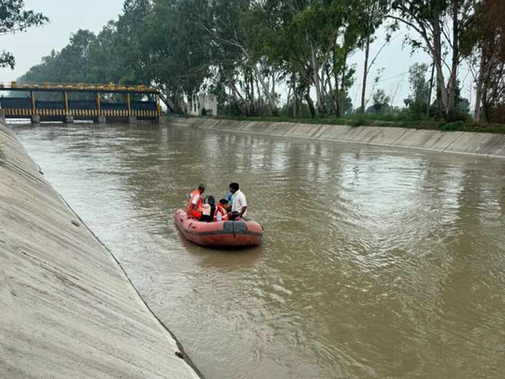 जेएलएन में सर्च ऑपरेशन चलाते हुए टीम।