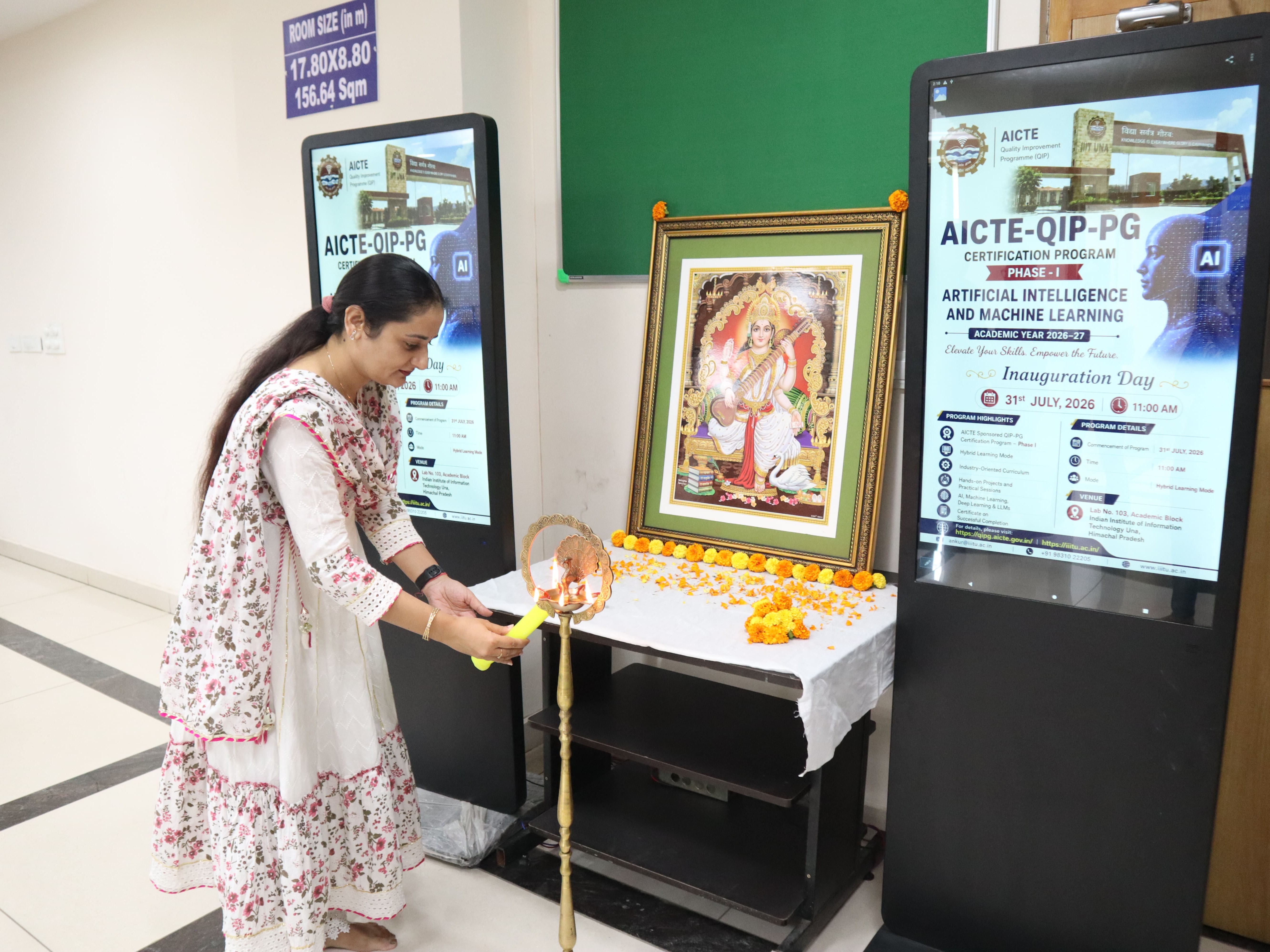कार्यक्रम का दीप प्रज्जवलित कर शुभारंभ करतीं अधिकारी।