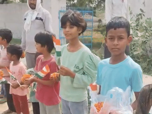 जवान को श्रद्धांजलि देने के लिए बड़ी संख्या में बच्चे भी पहुंचे थे।