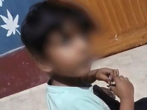 आरोप है कि वसीम अपने बच्चे से पाकिस्तान जिंदाबाद के नारे लगवाता था।