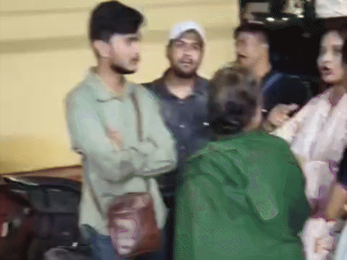 मामला सामने आने के बाद 31 जुलाई को बजरंग दल कार्यकर्ताओं ने थाना घेरकर कार्रवाई की मांग की थी।