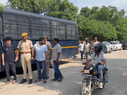 कार्रवाई के दौरान स्पा संचालकों और मैनेजर सहित कुल 8 संदिग्ध व्यक्तियों को बीएनएसएस की धारा 126/170 के तहत गिरफ्तार किया गया।
