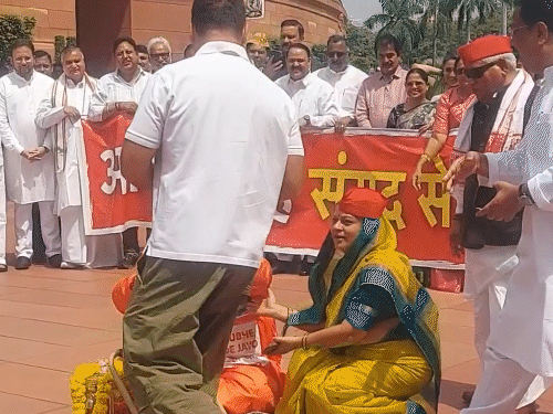 राहुल गांधी ने भी दानपेटी में चंदा डाला था।