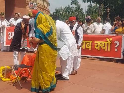 चोरी पकड़ने का नाटक कर सांसदों ने पप्पू यादव की प्रतीकात्मक पिटाई कर दी थी।