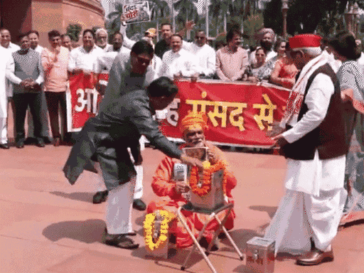 कई विपक्षी सांसदों ने दानपेटी में चंदा डाला।