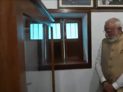 पीएम मोदी ने मैसूरु में नया बना स्वामी विवेकानंद सांस्कृतिक युवा केंद्र देखा।