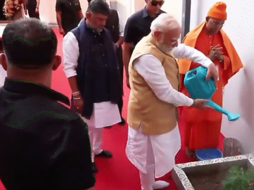 मैसूरु में पीएम मोदी ने कर्नाटक के सीएम डीके शिवकुमार के साथ स्वामी विवेकानंद सांस्कृतिक केंद्र में पौधा लगाया।