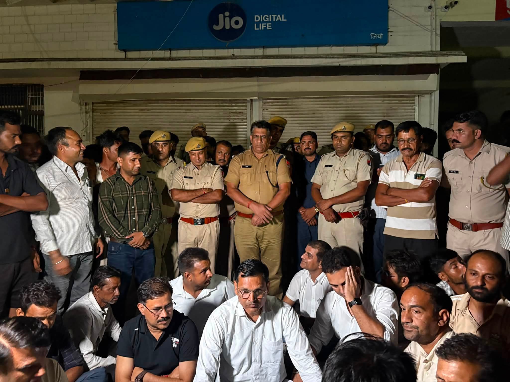 देर रात तक भी परिजनों का धरना चलता रहा।